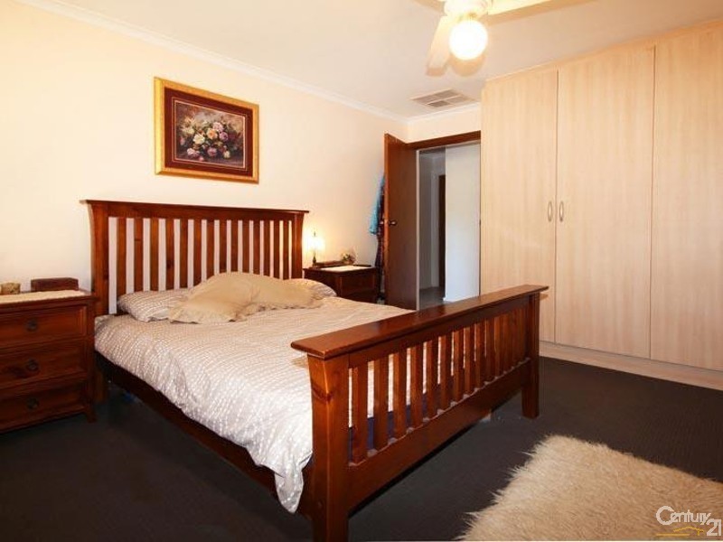 8 Flinders Crescent, Hackham SA 5163