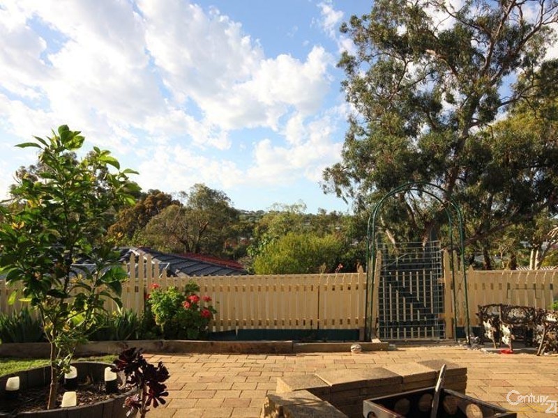 8 Flinders Crescent, Hackham SA 5163