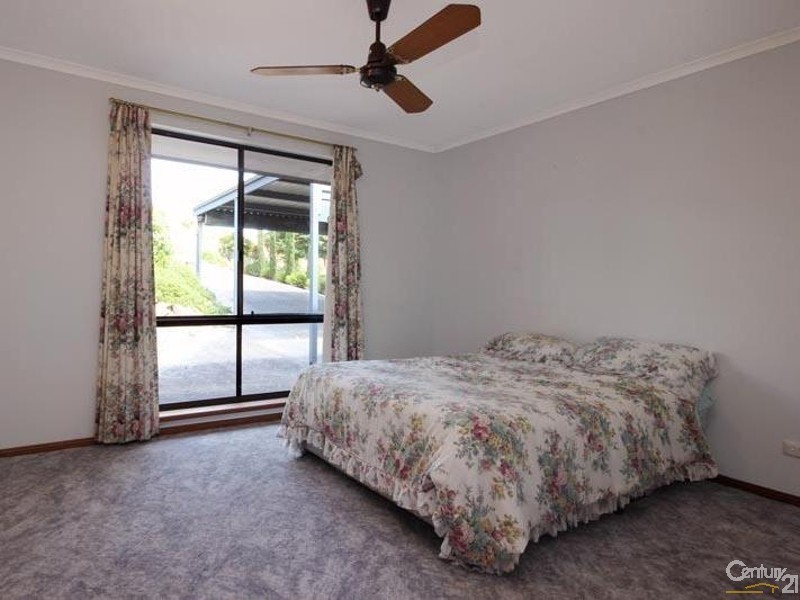 6 Crossing Road, Aberfoyle Park SA 5159