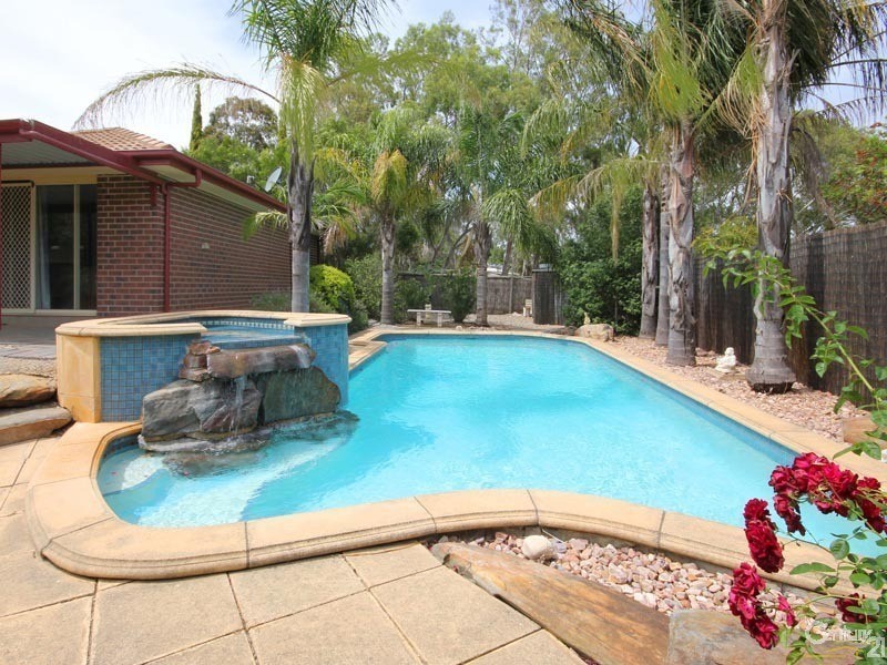 18 Oldborough Drive, Onkaparinga Hills SA 5163