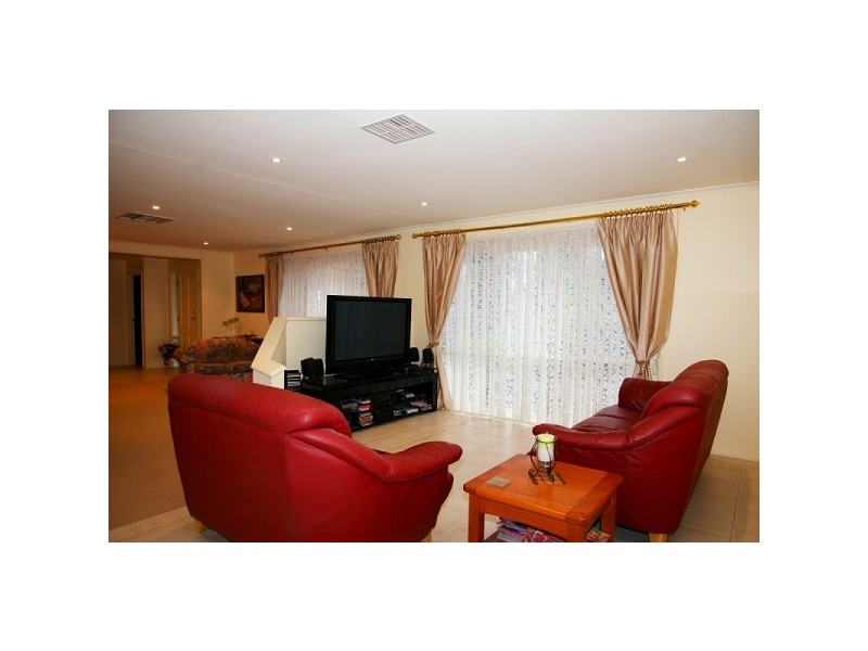 27 Kirk Street, Redwood Park SA 5097