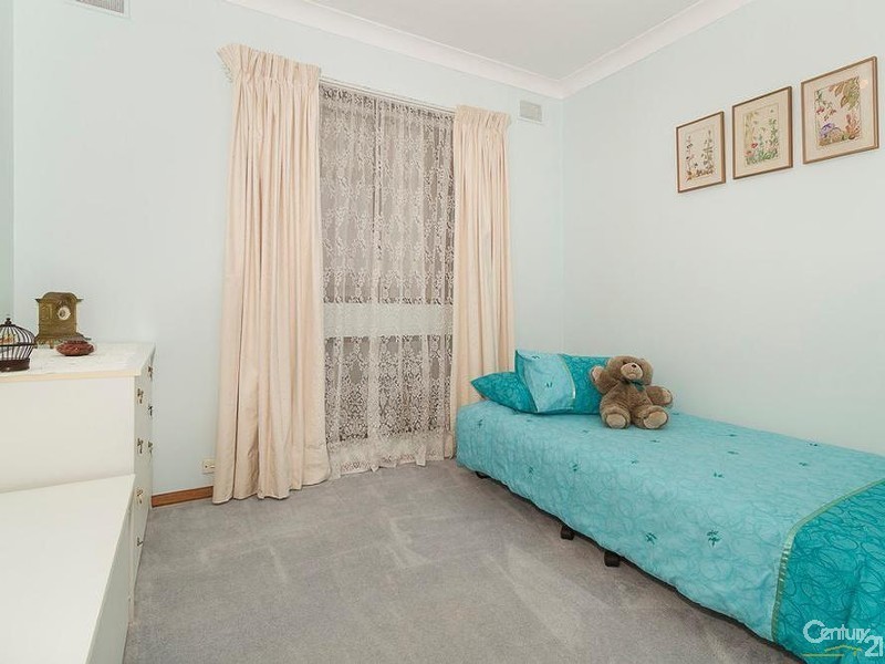 5 St Albans Ave, Valley View SA 5093