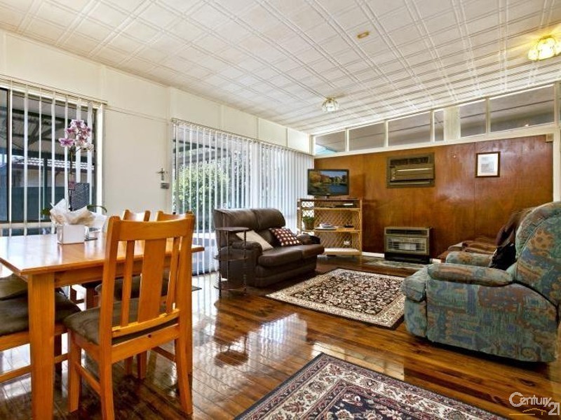 24 Bolton Rd, Para Hills SA 5096