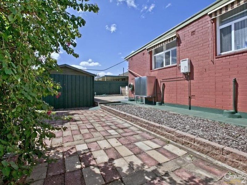 24 Bolton Rd, Para Hills SA 5096
