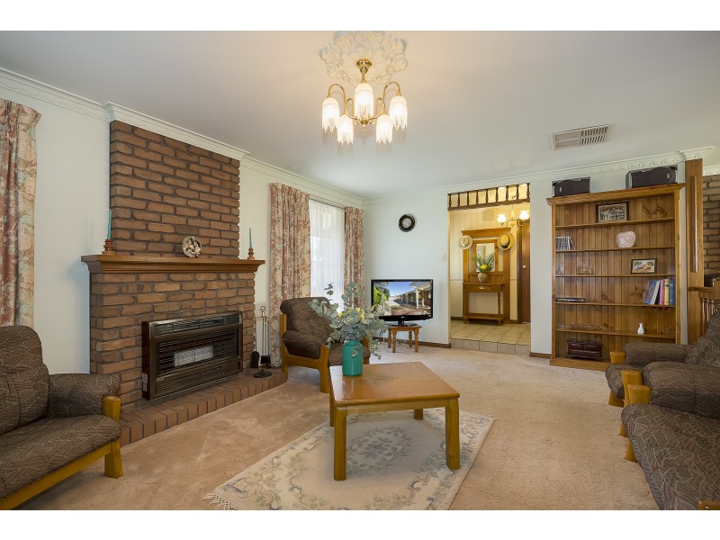 2 Parry Crescent, Redwood Park SA 5097