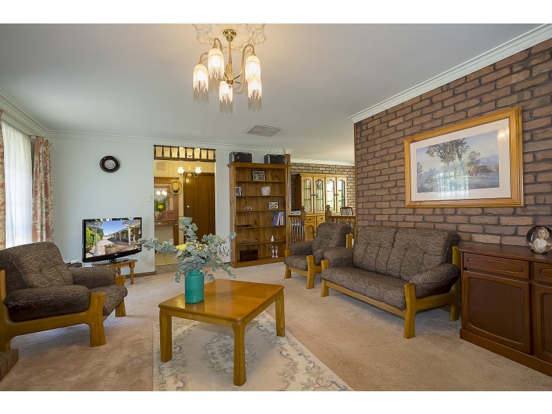 2 Parry Crescent, Redwood Park SA 5097