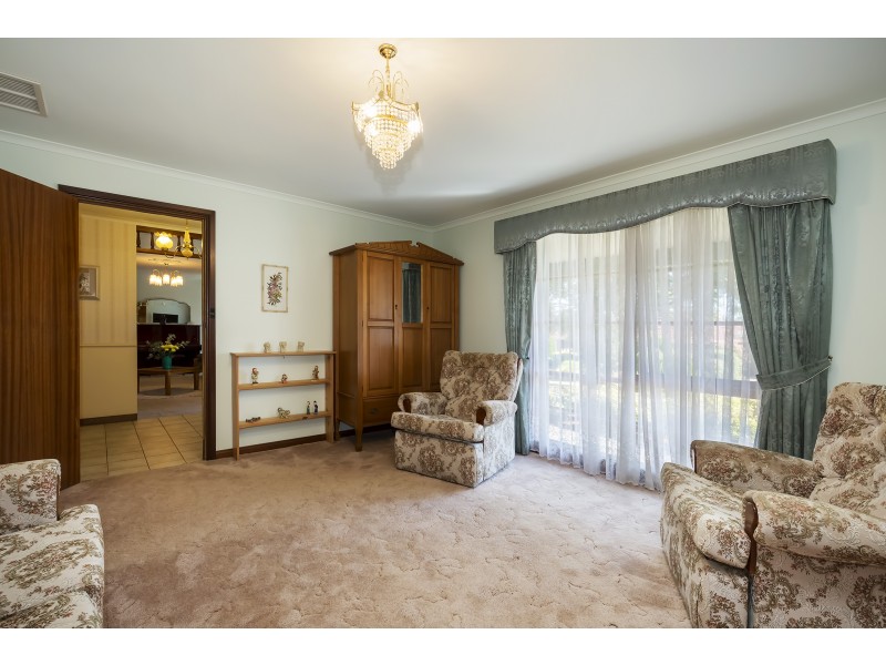 2 Parry Crescent, Redwood Park SA 5097