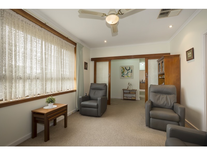 17 Hampshire Crs, Valley View SA 5093