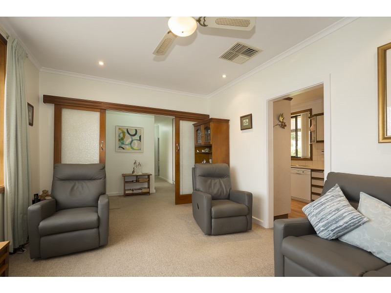 17 Hampshire Crs, Valley View SA 5093