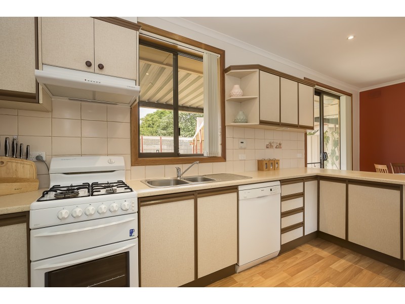 17 Hampshire Crs, Valley View SA 5093