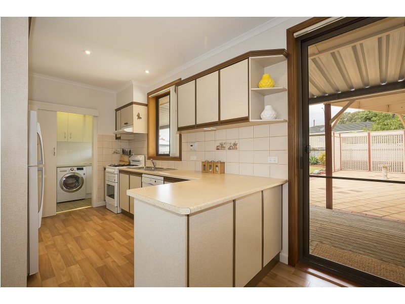 17 Hampshire Crs, Valley View SA 5093