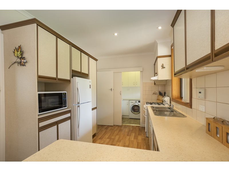 17 Hampshire Crs, Valley View SA 5093
