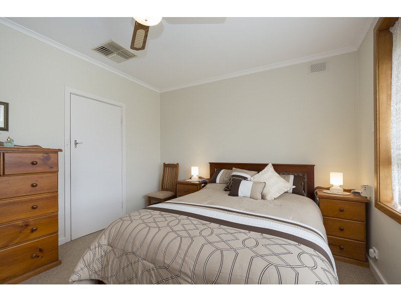 17 Hampshire Crs, Valley View SA 5093