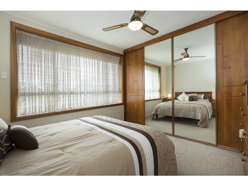17 Hampshire Crs, Valley View SA 5093