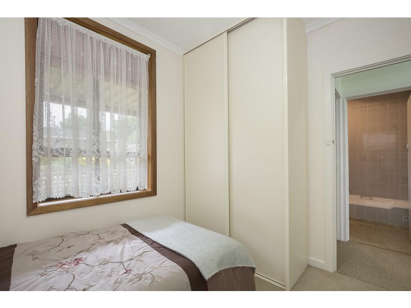 17 Hampshire Crs, Valley View SA 5093