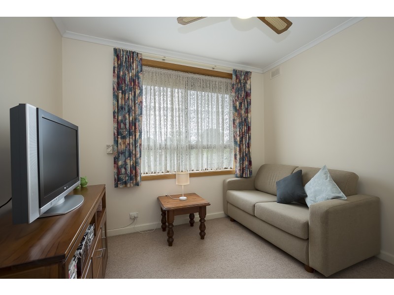 17 Hampshire Crs, Valley View SA 5093