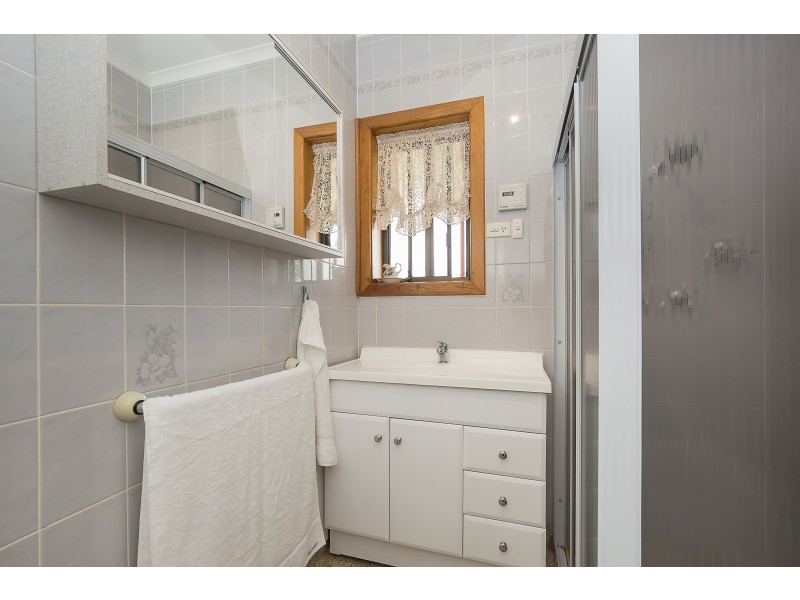 17 Hampshire Crs, Valley View SA 5093