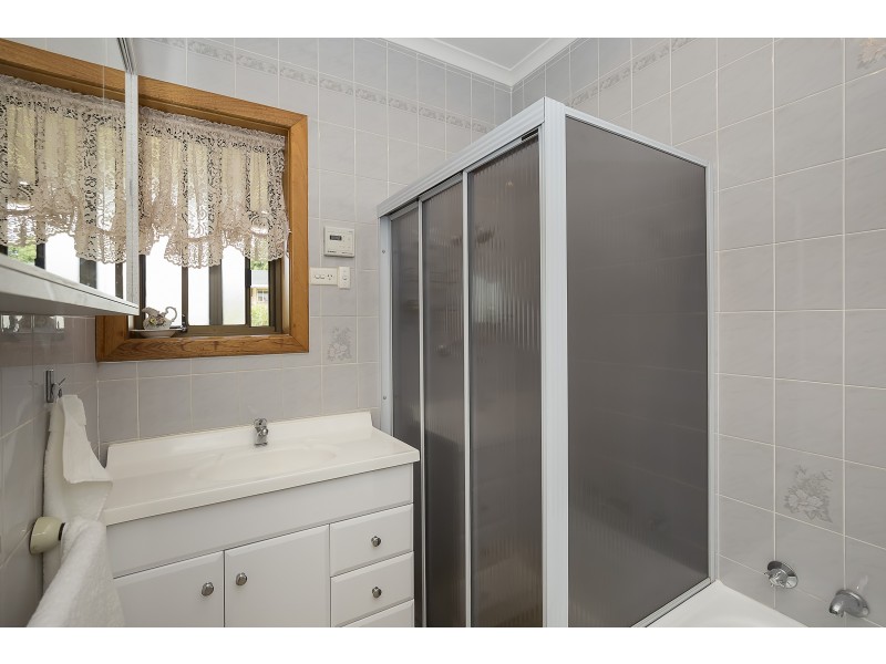 17 Hampshire Crs, Valley View SA 5093