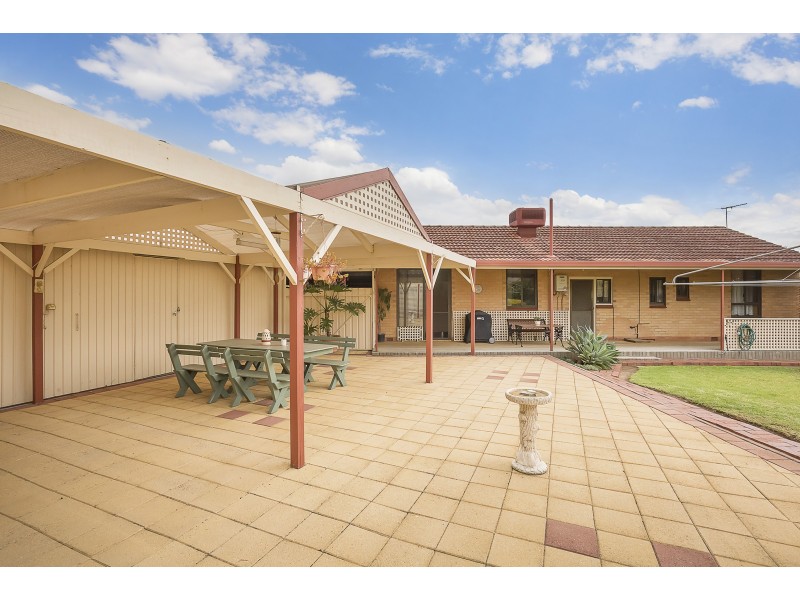17 Hampshire Crs, Valley View SA 5093