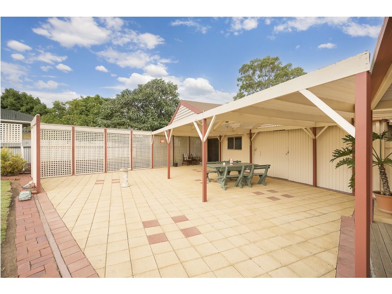 17 Hampshire Crs, Valley View SA 5093