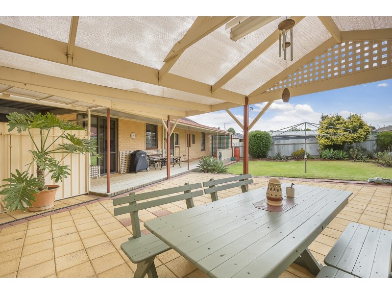 17 Hampshire Crs, Valley View SA 5093