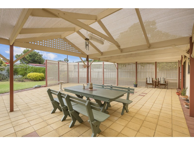 17 Hampshire Crs, Valley View SA 5093