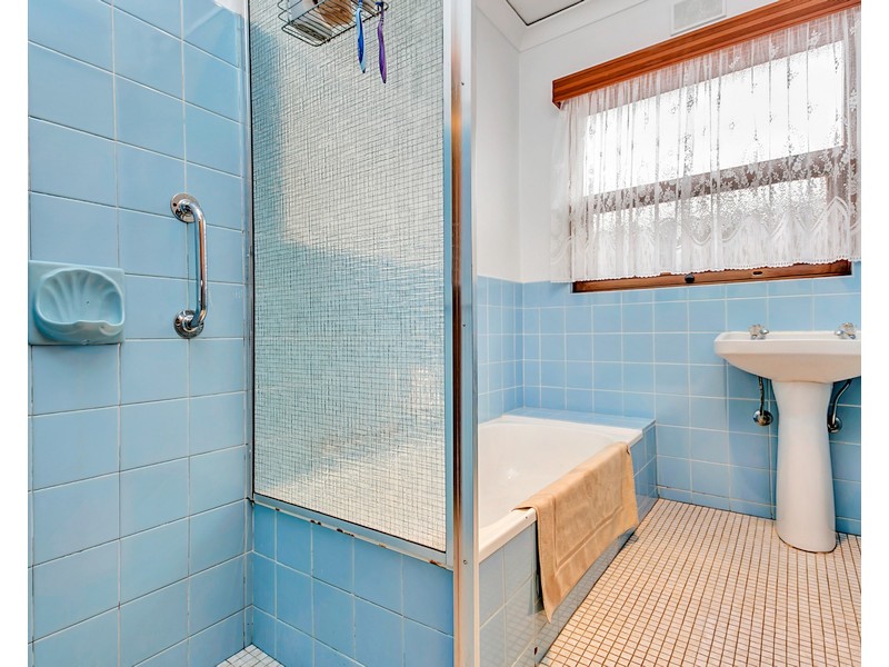 38 Down Drive, Valley View SA 5093