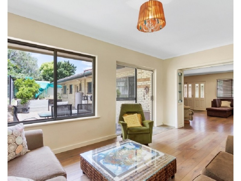 1 Glen Crescent, Vista SA 5091