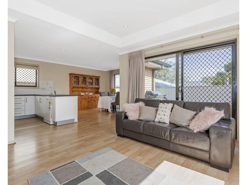 8b Rowe Street, Para Hills SA 5096
