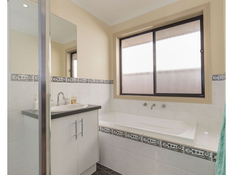 8b Rowe Street, Para Hills SA 5096