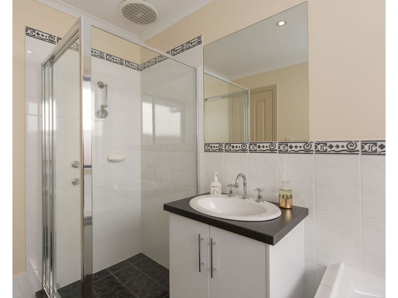 8b Rowe Street, Para Hills SA 5096