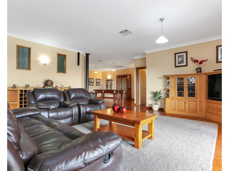 2 Rocklyn Court, Gulfview Heights SA 5096