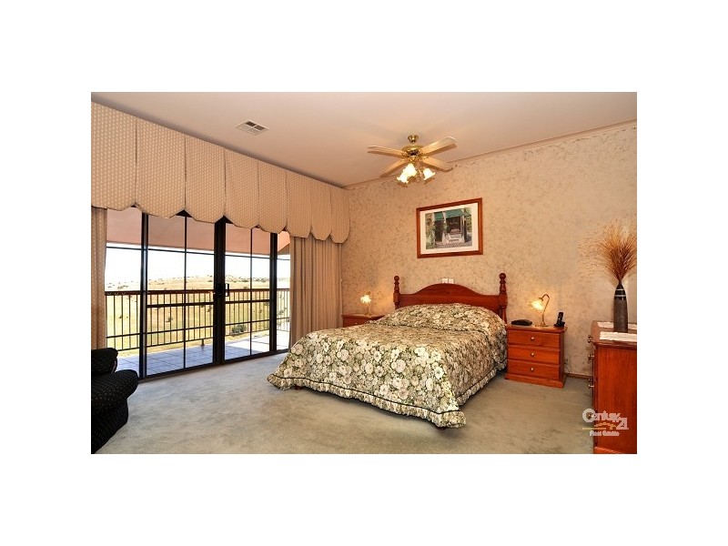 102 Perry Barr Road, Hallett Cove SA 5158