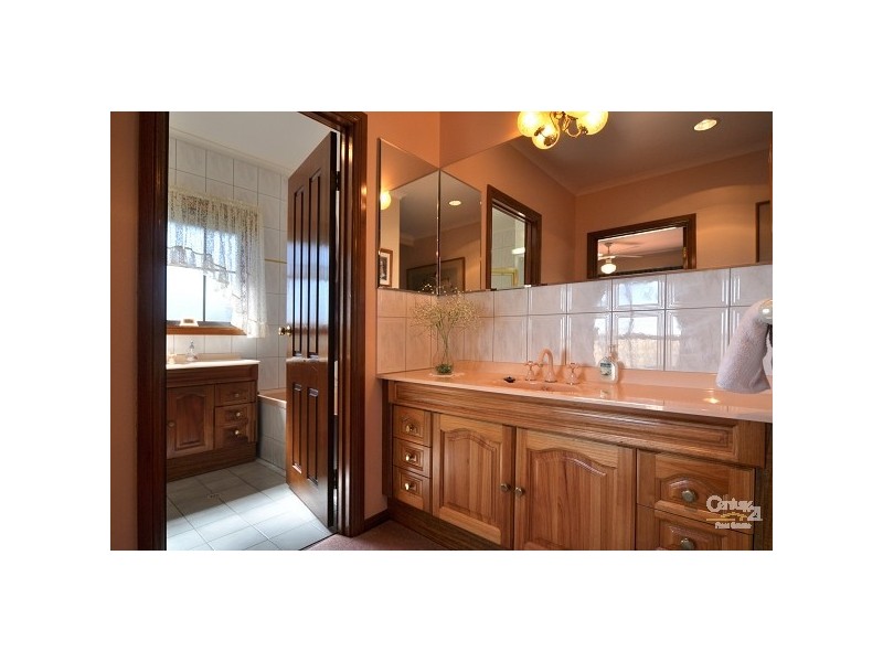 102 Perry Barr Road, Hallett Cove SA 5158