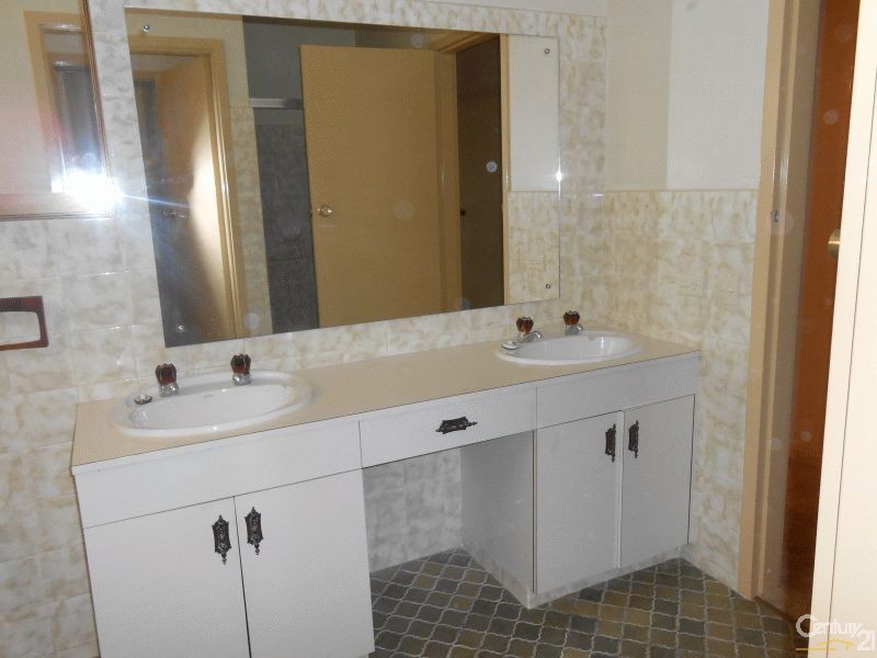 28 Sargent Parade, Bellevue Heights SA 5050