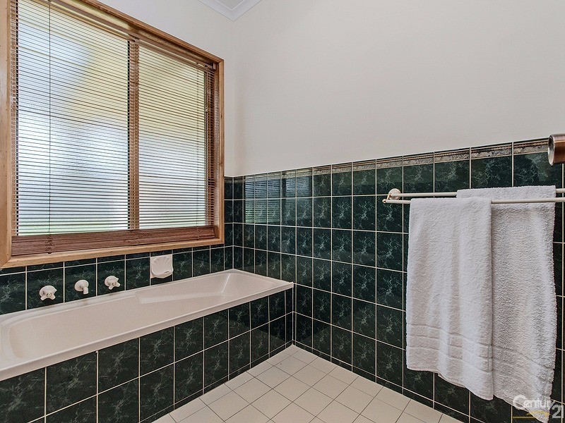 2 Walford Drive, Onkaparinga Hills SA 5163