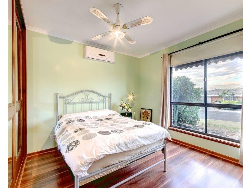 1/8 Jacqueline Avenue, Woodcroft SA 5162