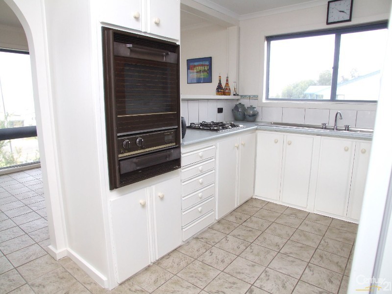27 Hawthorn Ave, Emu Bay SA 5223