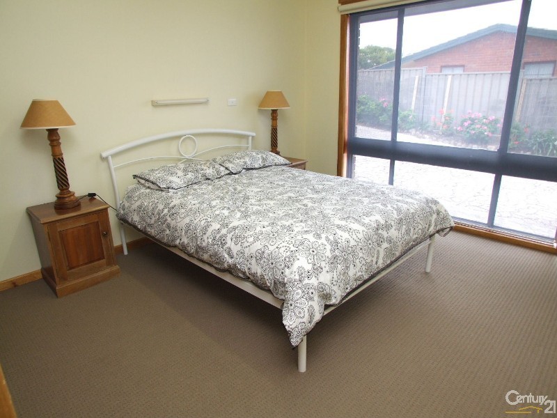 27 Hawthorn Ave, Emu Bay SA 5223