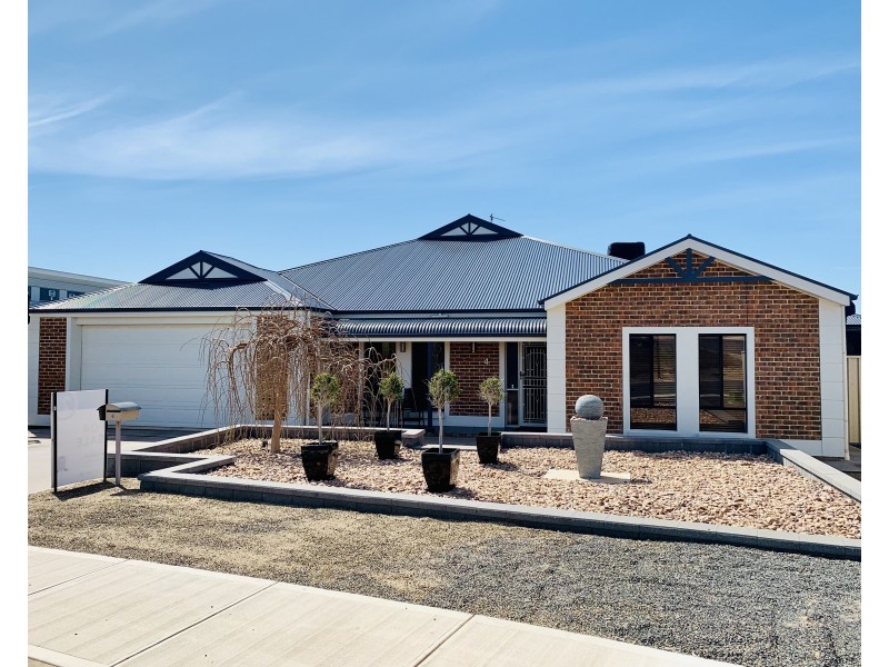 4 Gill Street, Moonta Bay SA 5558