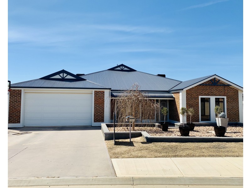 4 Gill Street, Moonta Bay SA 5558