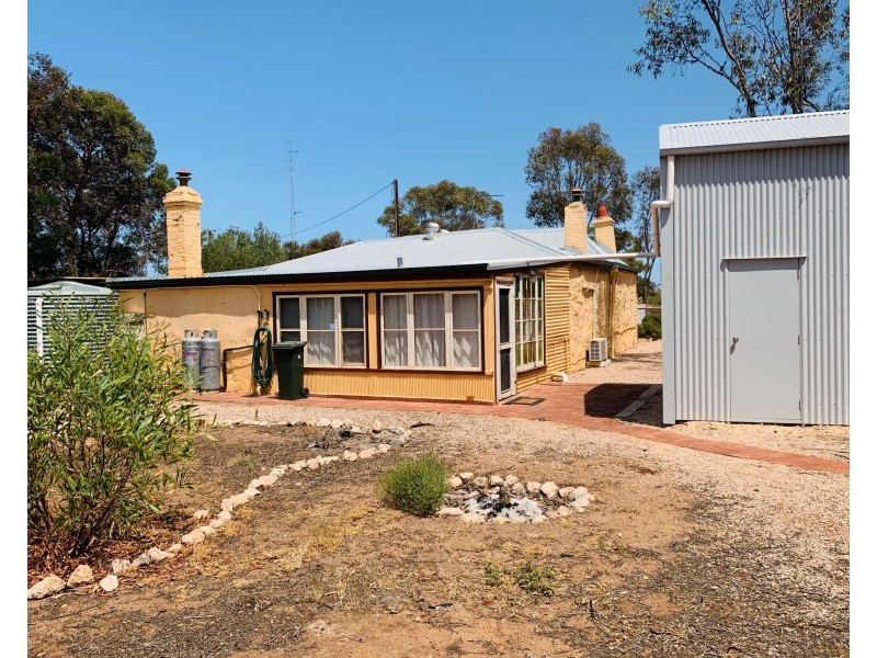 17 Bower Street, Moonta Mines SA 5558