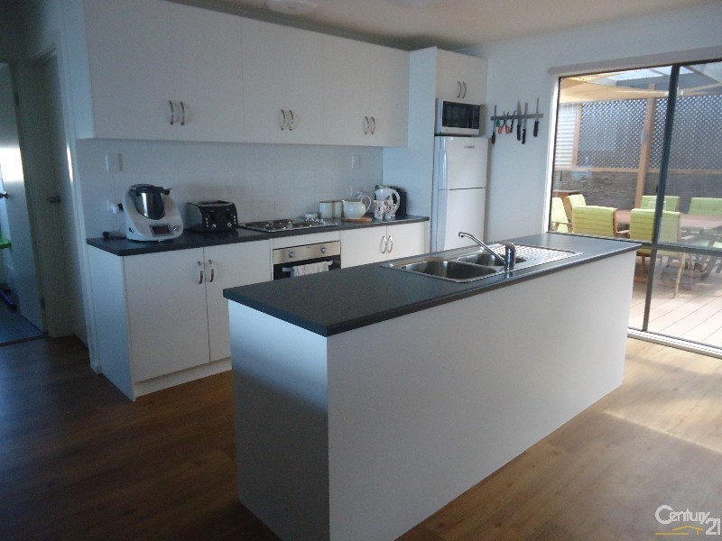 18 Eremophila Cove, Point Lowly SA 5600