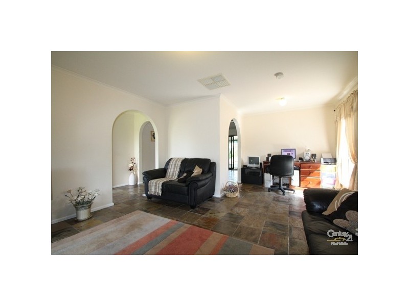 20 Warburton Drive, Woodcroft SA 5162