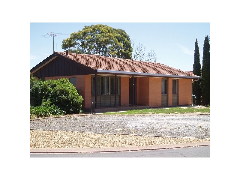 18 Eringa Court, Craigmore SA 5114