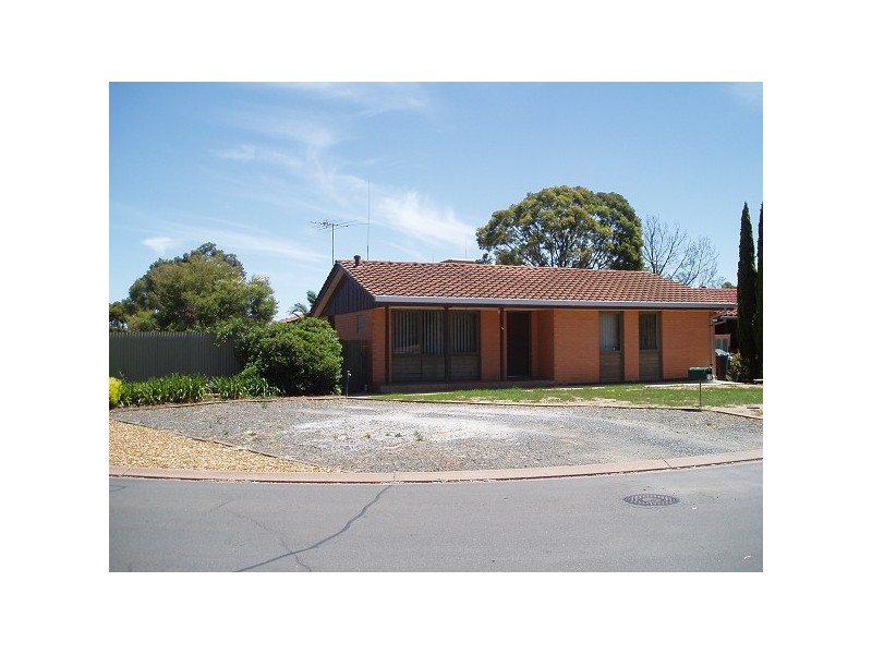 18 Eringa Court, Craigmore SA 5114