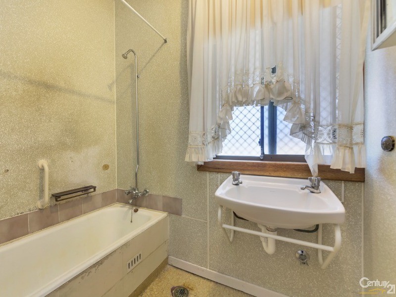 17 Douglas Ave, Hillcrest SA 5086