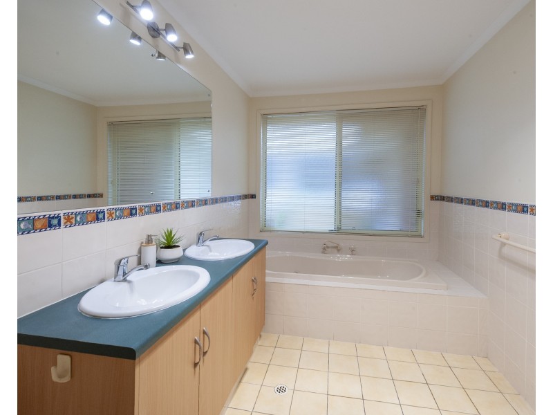 8 Seafarer Court, Gulfview Heights SA 5096