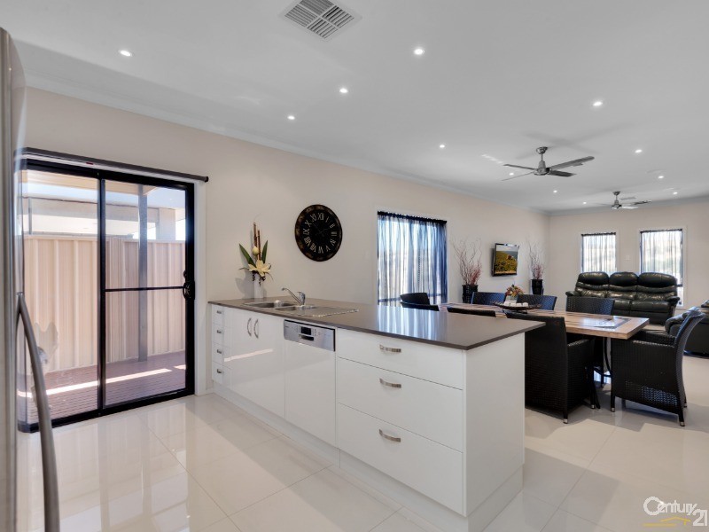 2 Douglas Court, Hallett Cove SA 5158
