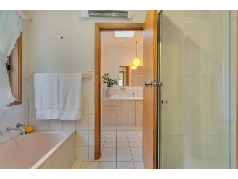 3 Barossa Crescent, Hallett Cove SA 5158